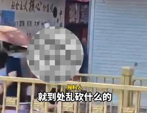 湖北男子沿街砍人 市民扔水桶阻止 背后真相实在让人惊愕