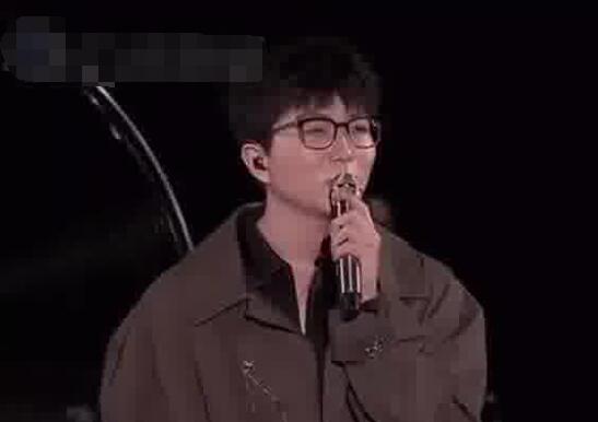 毛不易回应“演出时右手全程插兜”